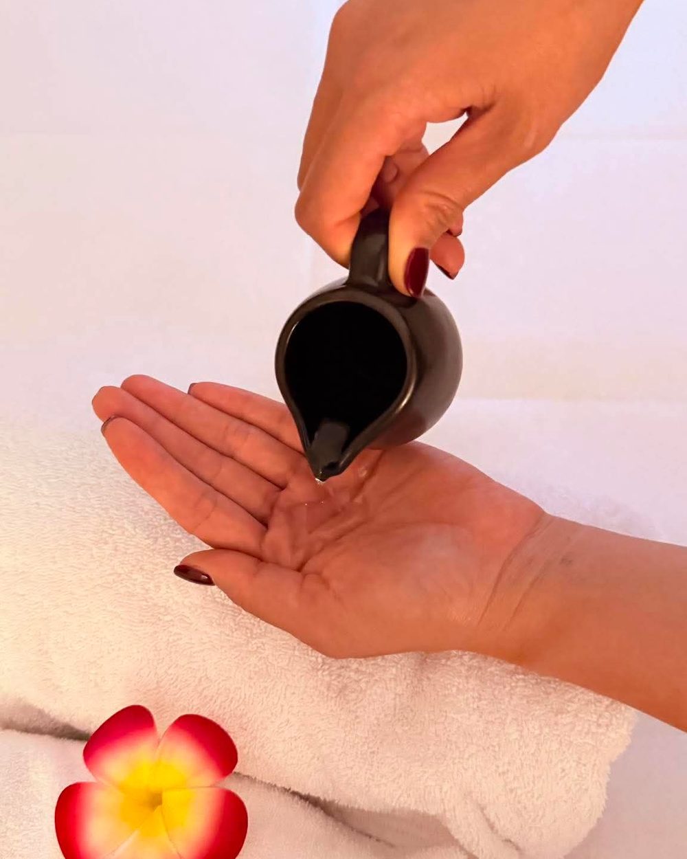 Huile de massage versée au creux de la main